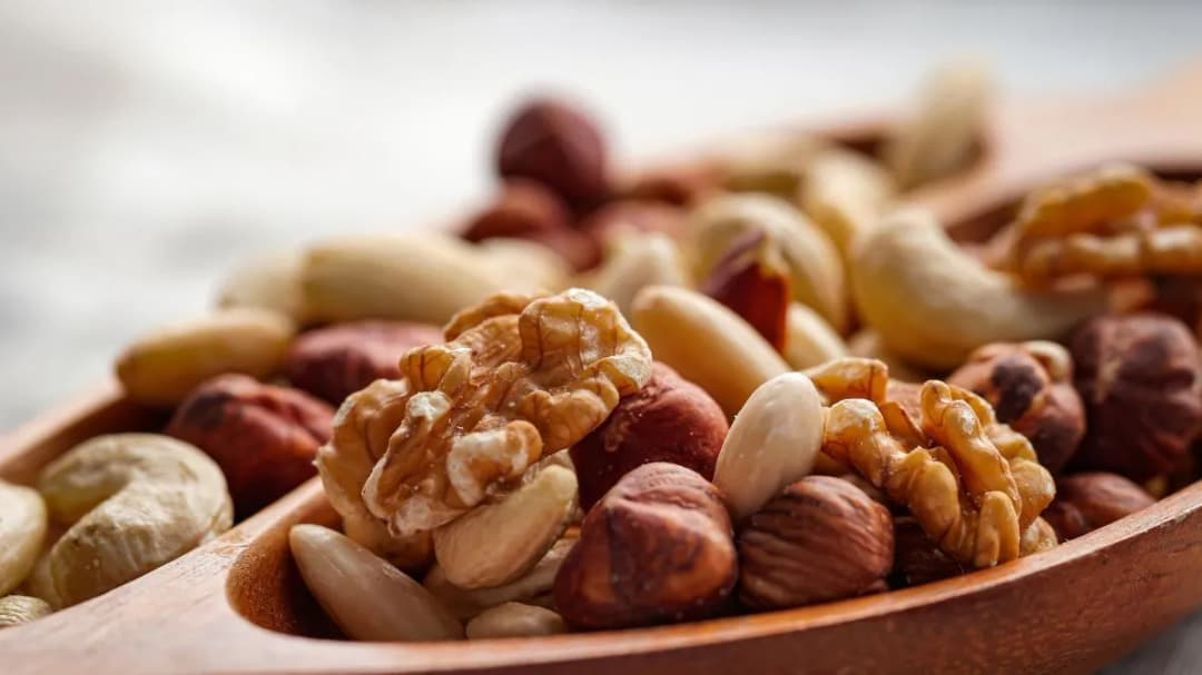 Czy orzechy włoskie uczulają? Objawy i ryzyko alergii na orzechy